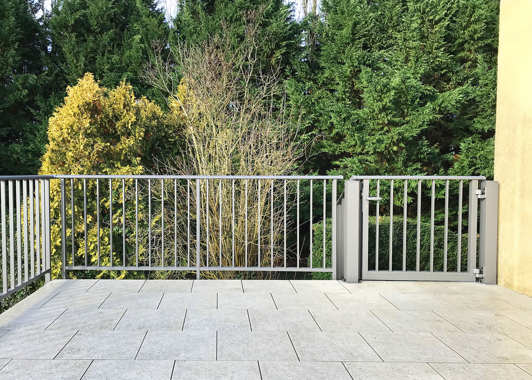 Garde-corps aluminium Hirondelle de côté portail